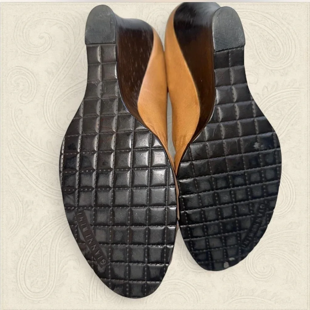 Round toe leather wooden wedges size 6.5